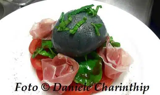 L'assurda moda del carbone vegetale che tocca anche la mozzarella di qualità 1 Mozzarella nera daniele impiattata 518