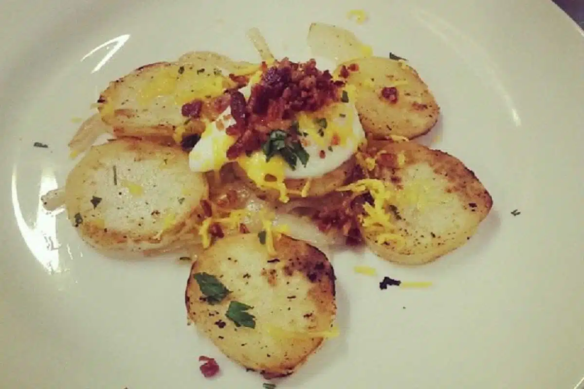 Patate alla lionese: la ricetta del contorno francese nutriente e ricco di gusto 1