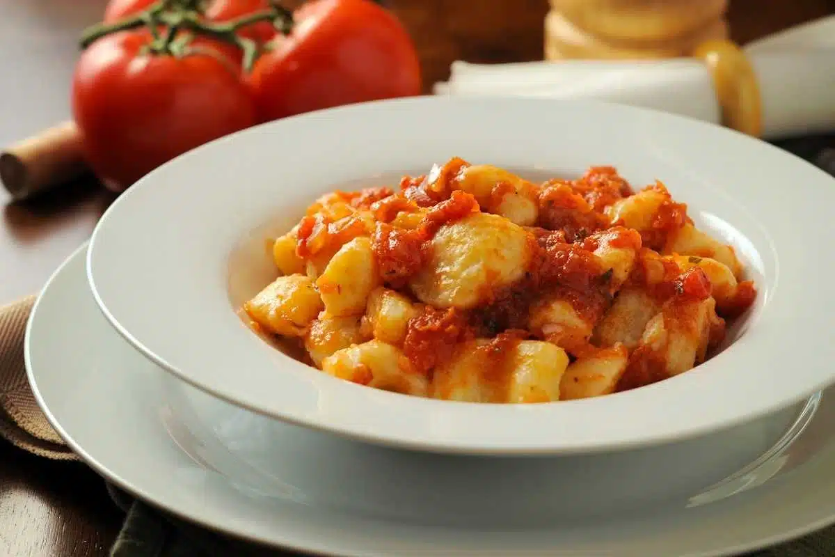 Gnocchi al ragù: la ricetta del primo piatto rustico ricco di sapore 2 Gnocchi al ragù: la ricetta del primo piatto rustico ricco di sapore 1