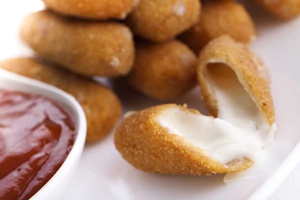 Mozzarella fritta: la ricetta del finger food sfizioso dal cuore filante 1