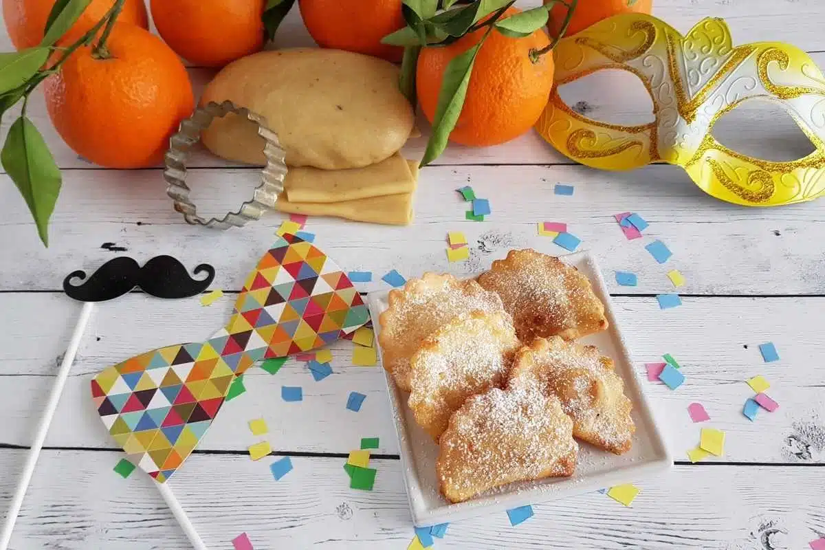 Ravioli dolci di Carnevale. La ricetta dei dolci tipici di pasta fritta 2 Ravioli dolci di Carnevale. La ricetta dei dolci tipici di pasta fritta 1