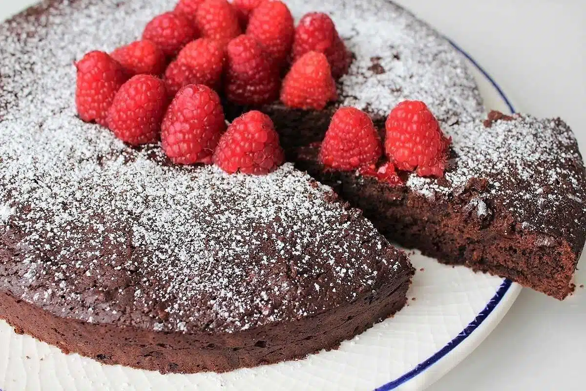 Torta al cioccolato e lamponi: la ricetta per farla morbida 2 Torta al cioccolato e lamponi: la ricetta per farla morbida 1